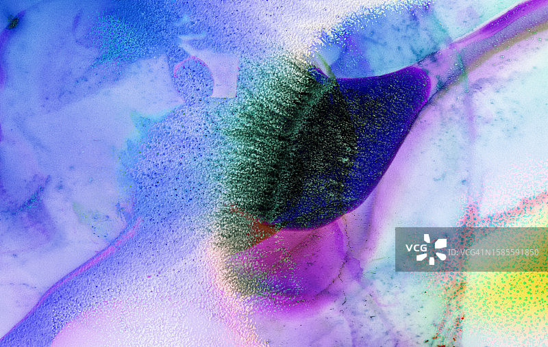 抽象背景：在画布上混合的紫色和粉色墨水图片素材