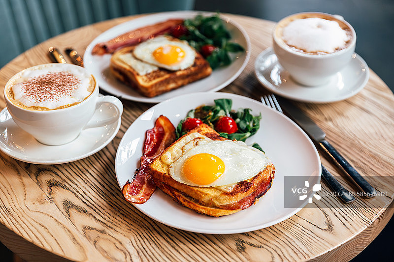 餐厅早餐：培根克罗克女士三明治（侧面视角）图片素材