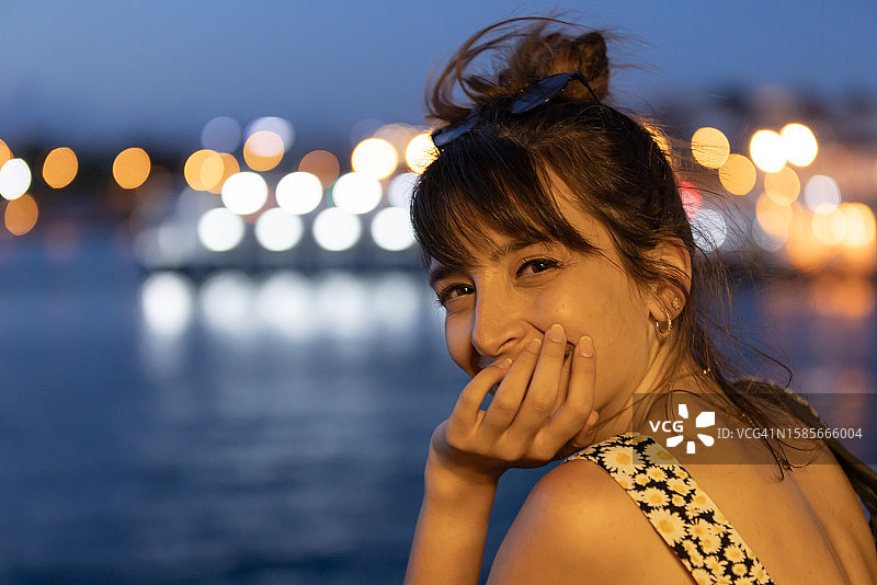 伊斯坦布尔城市灯光下的美丽女人图片素材