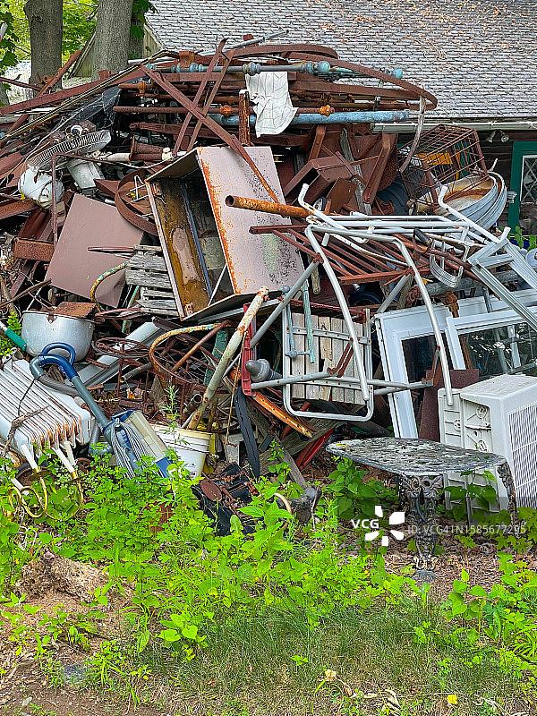 成堆的废弃铁制家居用品，埃塞克斯图片素材