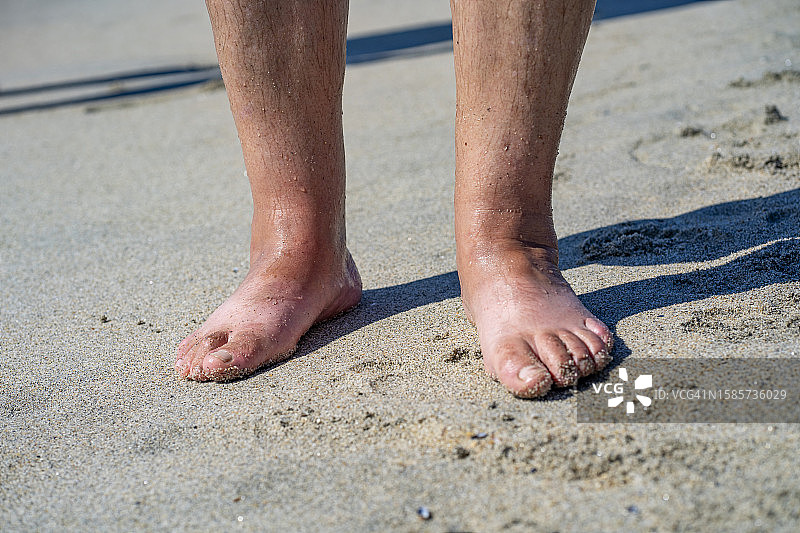 中年男人在沙滩上散步图片素材