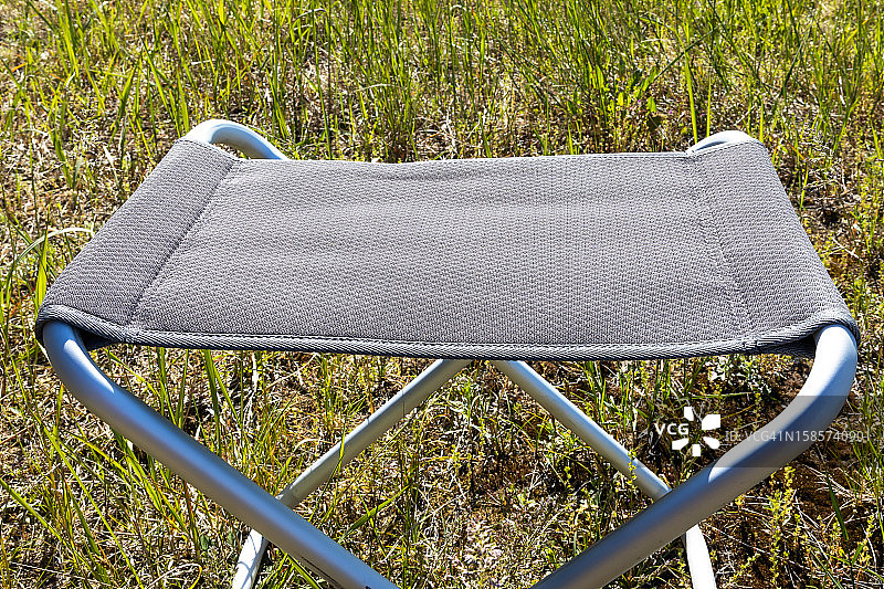 草地上的凳子图片素材