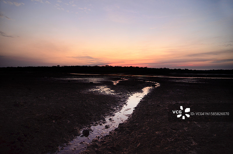 退潮时分的潮汐通道日落图片素材