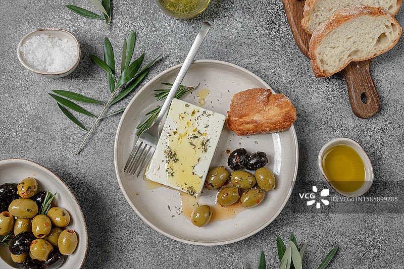 羊乳酪、橄榄、恰巴塔面包和橄榄油图片素材