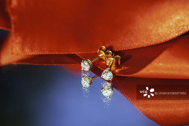 丝带上的钻石耳环图片素材