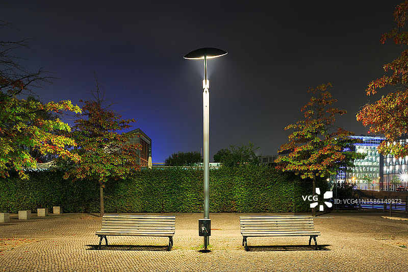 夜晚的两张长椅图片素材