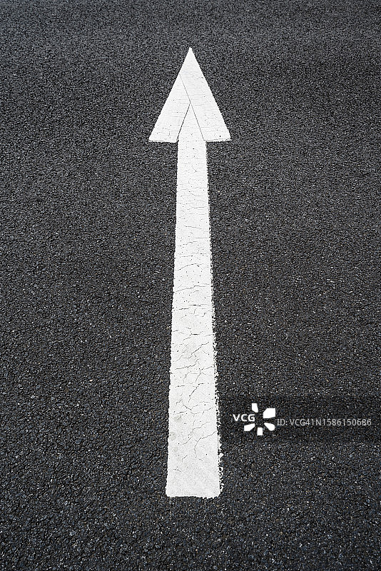 道路上的箭头符号图片素材
