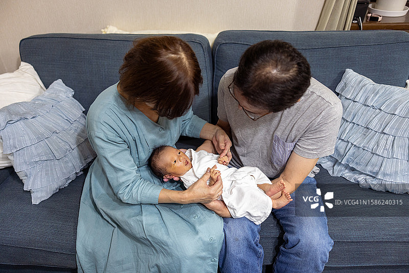 祖父母在客厅抱孙子图片素材