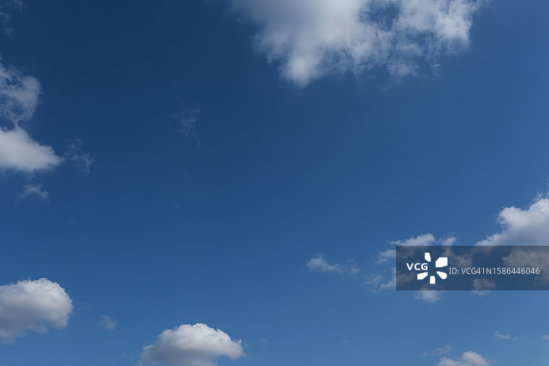 白云映衬着蓝天图片素材