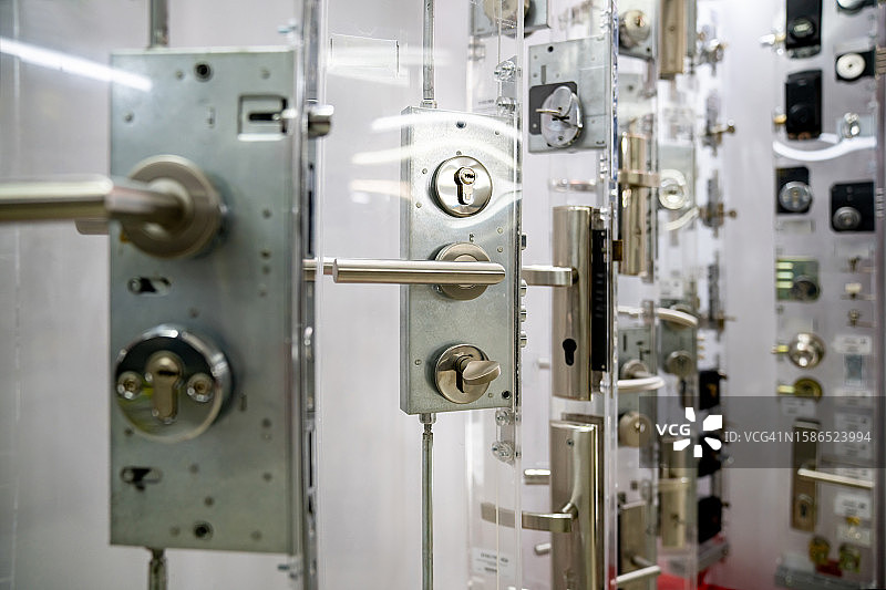 五金店里的安全锁展示图片素材