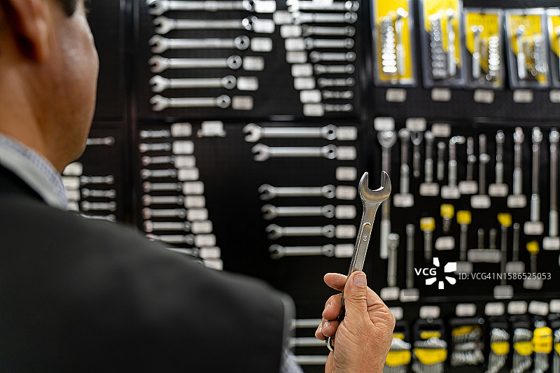 顾客在五金店购物时拿着扳手图片素材