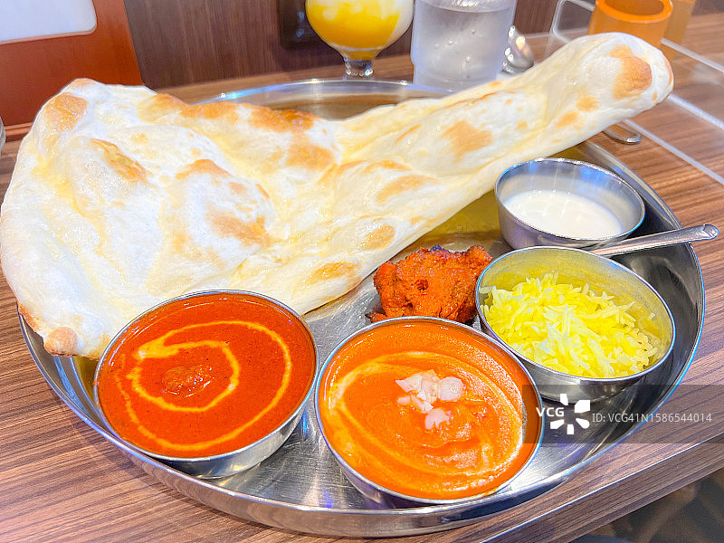 印度塔利套餐：两种咖喱、唐杜里烤鸡、藏红花米饭、木薯、蔬菜沙拉、芒果拉西和免费续添的馕图片素材