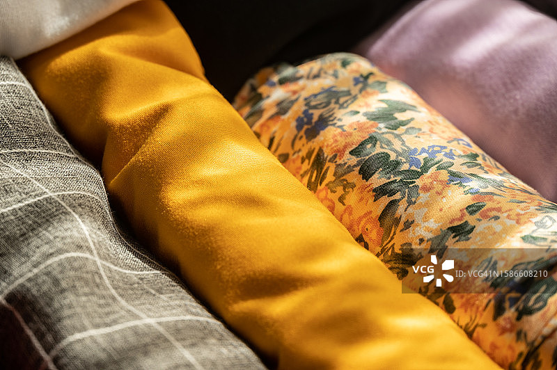 整理行李箱：彩色T恤特写图片素材