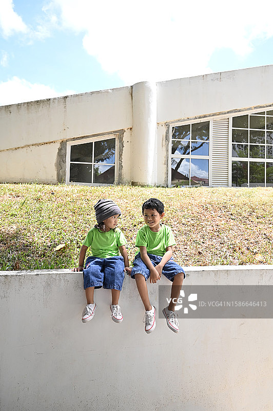 兄妹在城市公园里放松图片素材