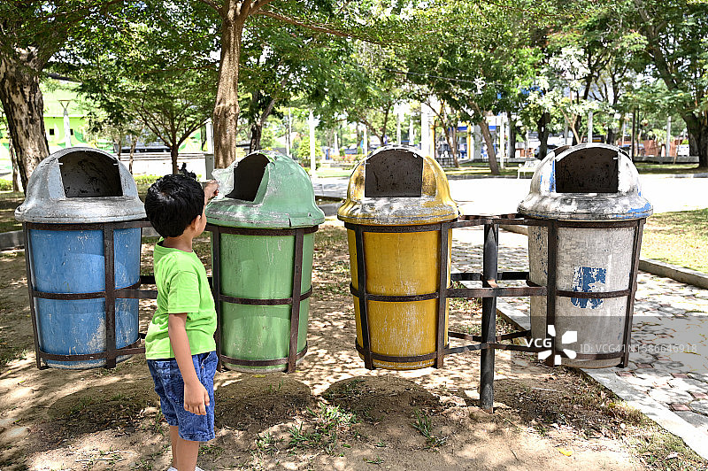 将垃圾扔到指定地点图片素材
