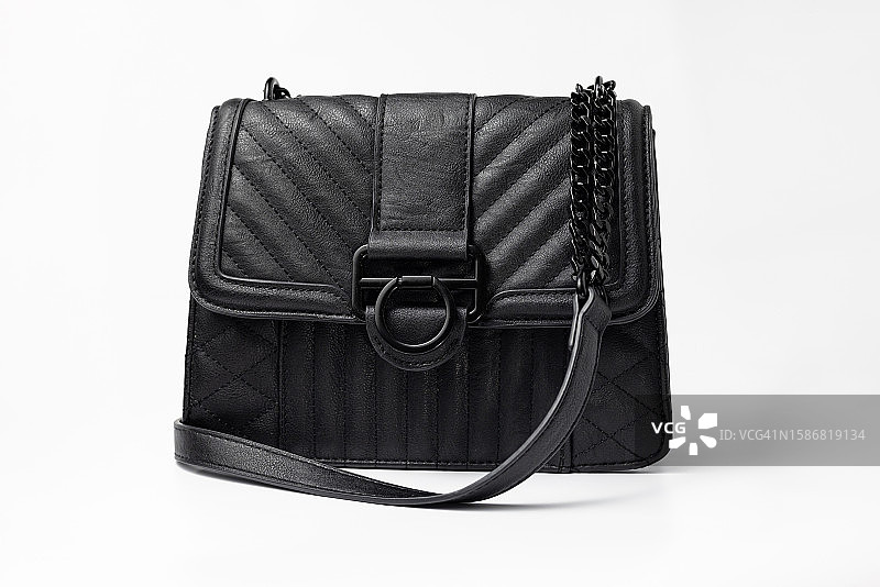 白色背景上的黑色皮革女士手提包图片素材