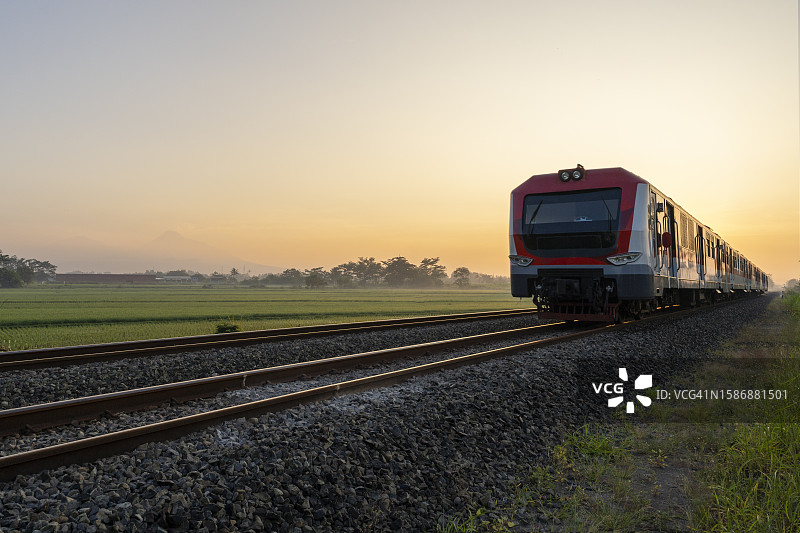 火车穿梭于乡村图片素材