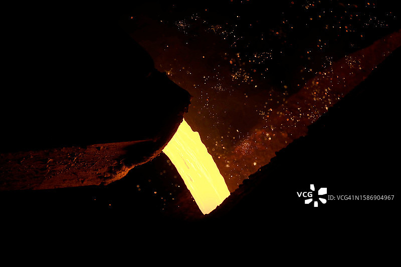 倾倒在模具中的铁水图片素材