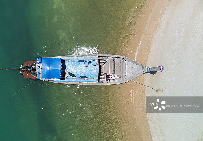 泰国甲米洪岛热带泻湖和白色沙滩航拍景色图片素材