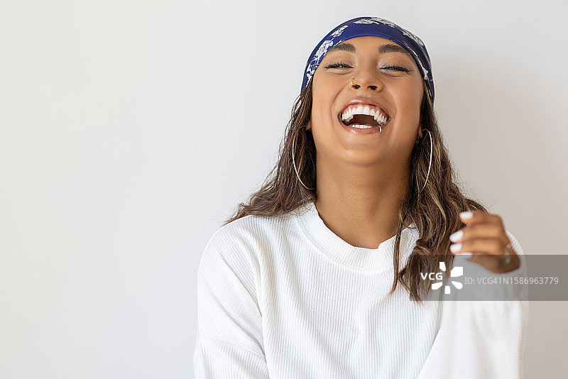 微笑的年轻女人肖像图片素材