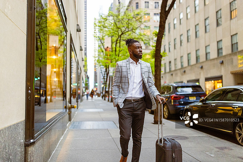 前往纽约的富裕黑人商人图片素材
