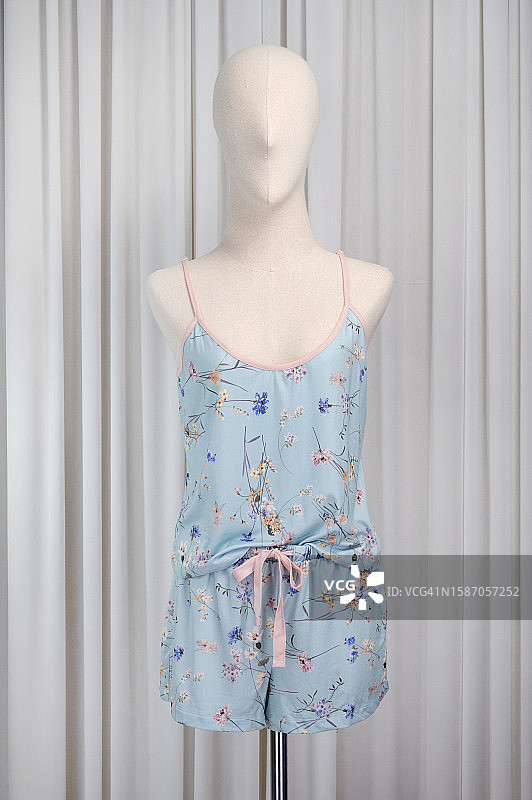 穿着精致连身衣的时装模特图片素材