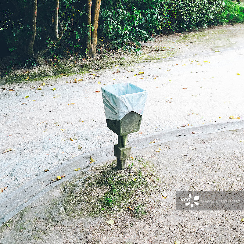 公园里的垃圾桶图片素材