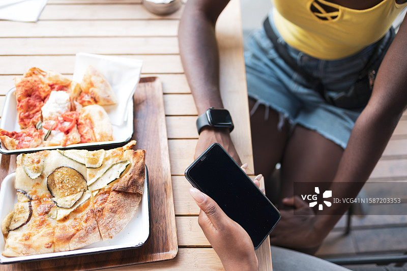 通过手机和智能手表汇款图片素材