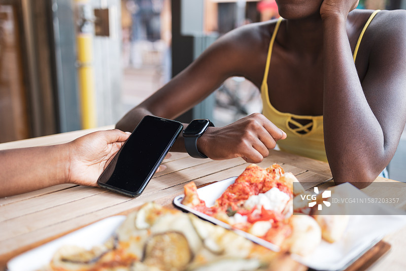 通过手机汇款图片素材