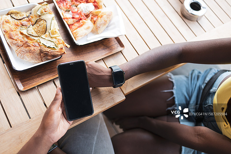 通过手机和智能手表汇款图片素材