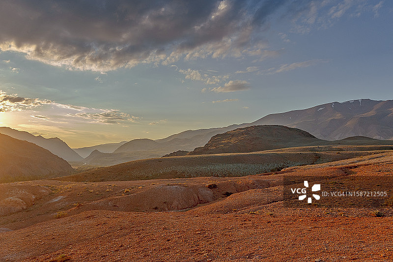 红色沙漠岩石和沙地的景观，看起来像火星表面。阿尔泰山火星谷景观图片素材