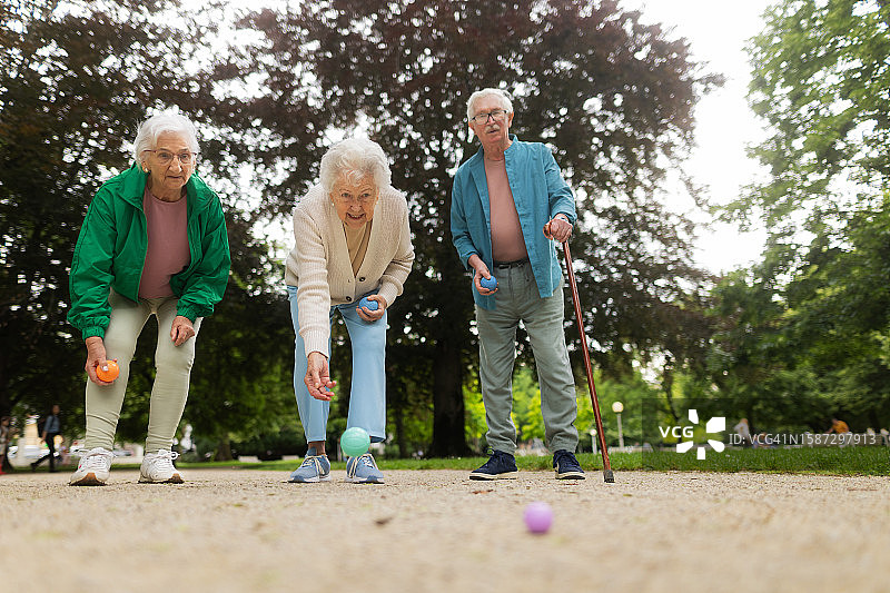 老年朋友在玩法式滚球图片素材