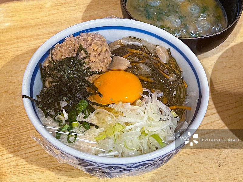 日式餐厅午餐时展示的纳豆海藻生鸡蛋饭模型图片素材