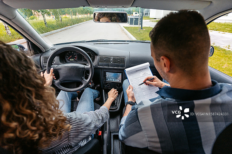 年轻女子参加驾驶考试图片素材