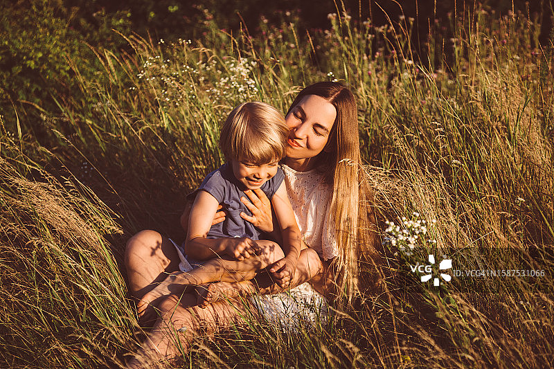 年轻的母亲和可爱的儿子共度美好时光图片素材