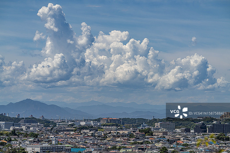 日本神奈川县居民区的夏季云层图片素材