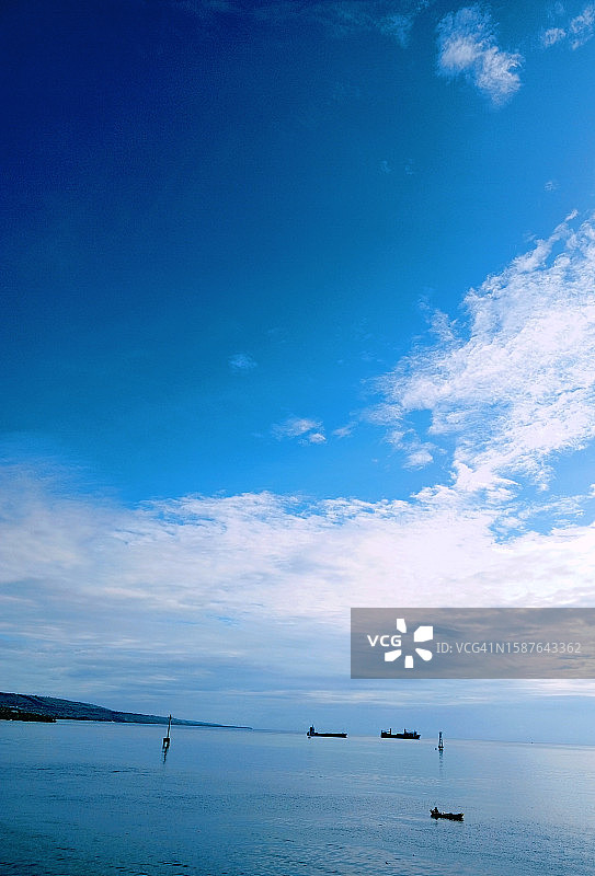 湛蓝的天空衬托着美丽的海景图片素材