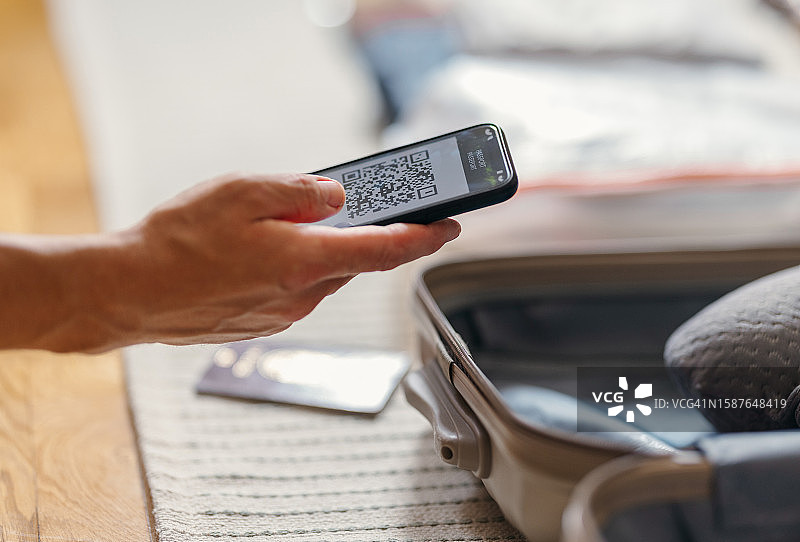 匿名男子手持并使用手机（留白）图片素材