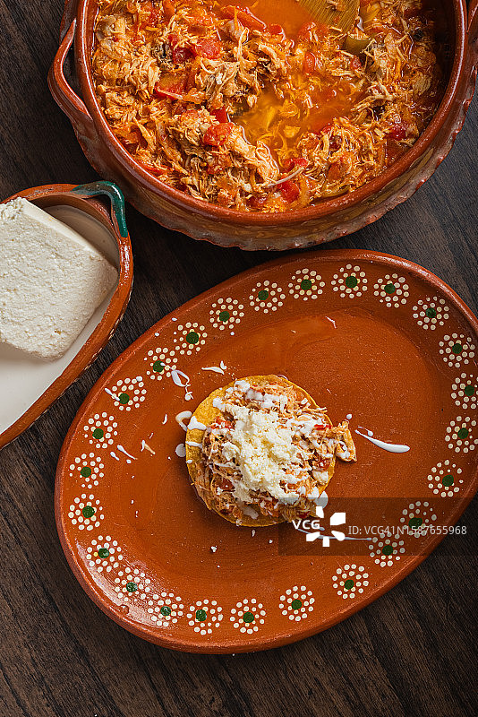 餐桌上盘子里食物的高角度视角图片素材