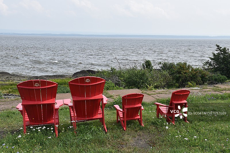 海滩上空着的椅子和桌子，背景是天空图片素材