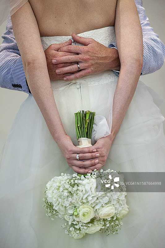 新娘手捧花束的中段照图片素材