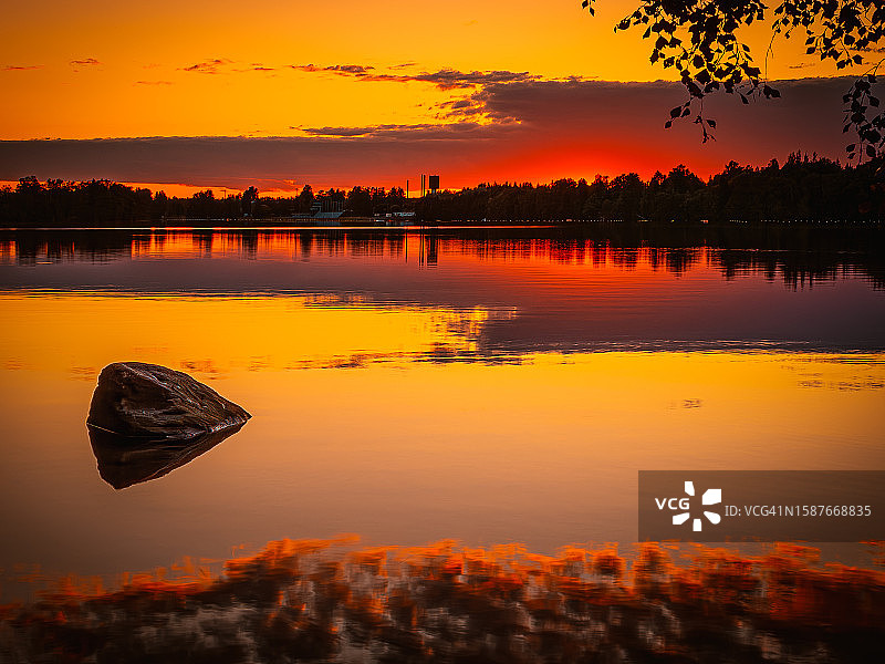 橙色天空映衬下的湖景图片素材