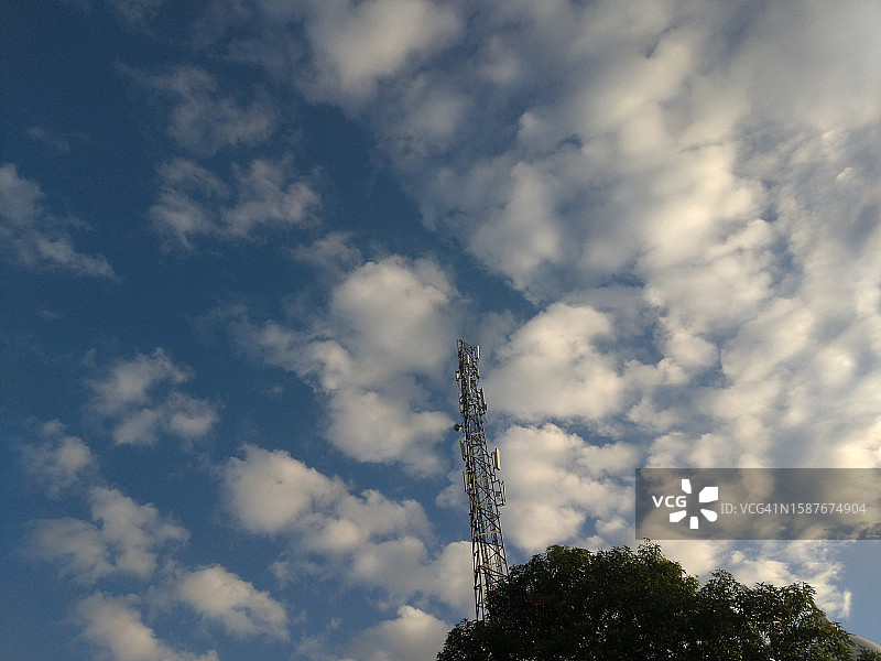 通信塔的仰视角度图片素材