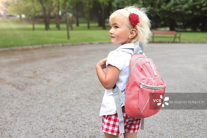 西班牙，站在路上的背包女孩图片素材