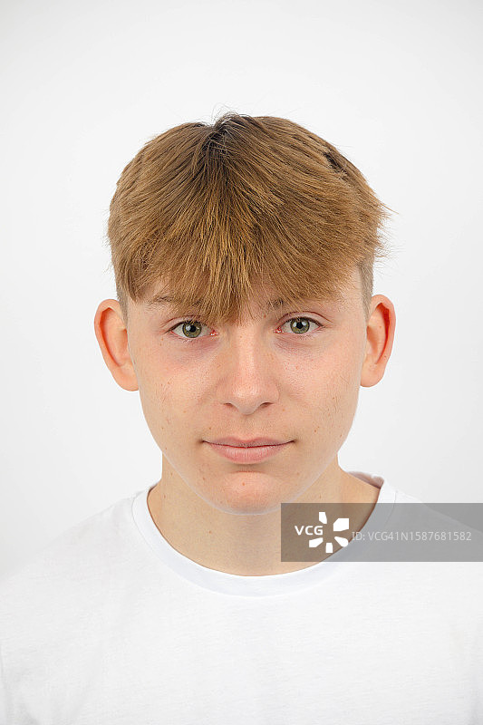 伦敦，英国，白色背景下的年轻男子肖像图片素材