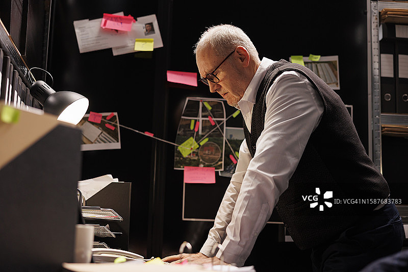 在办公室工作的商人图片素材