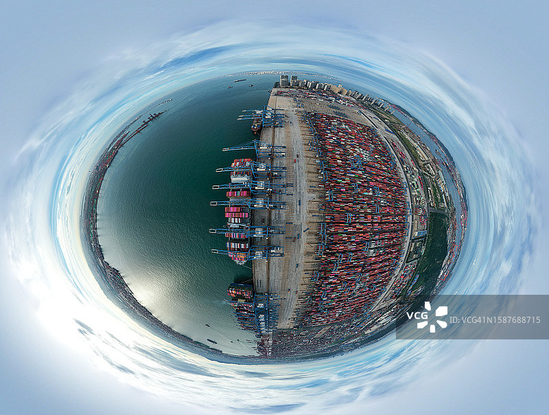 山东青岛集装箱货轮码头360度全景航拍，商业物流运输图片素材