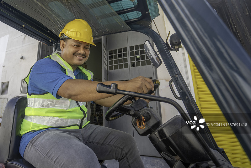 工人使用叉车搬运货物图片素材