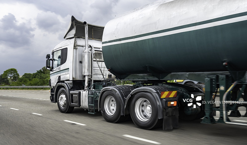 高速公路上的油罐车图片素材