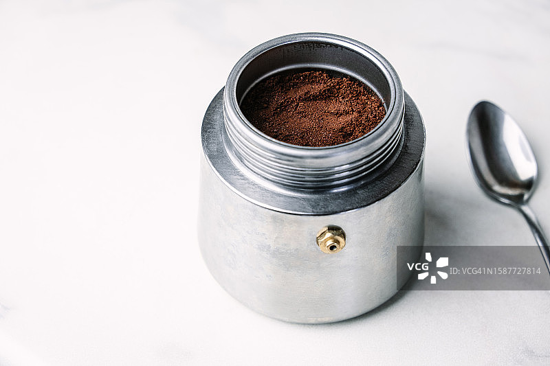 将咖啡放入喷泉咖啡壶中（特写）图片素材
